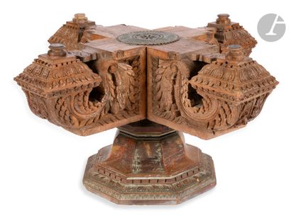 null Chapiteau en bois sculpté faisant piètement de table-basse, Inde, fin XIXe -...
