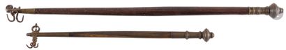 null Deux pesons en bois et métal, Inde, Kerala, fin XIXe siècle
Fût cylindrique...
