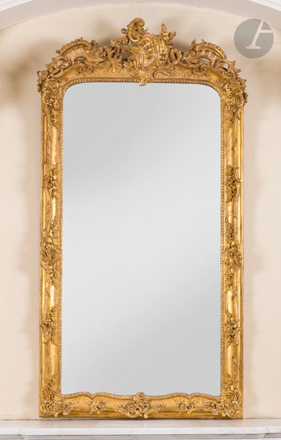 null Miroir en bois et stuc doré de forme rectangulaire, à décor de cartouches, feuillages...