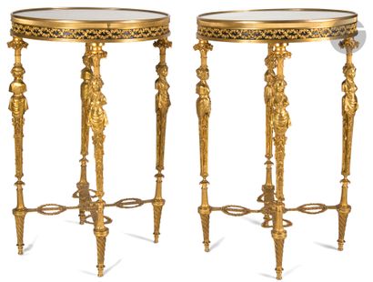 null Paire de tables circulaires en bronze doré dans le goût d’Adam Weisweiler, les...