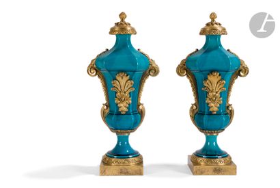 null Paire de vases en porcelaine bleu turquoise, de forme balustre, la monture de...