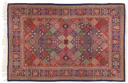 null DCHAOUCHAGAN, XXth century, wool velvet, cotton warps and wefts.
Wool carpet...