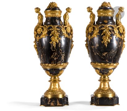 null Paire de vases d’ornement en marbre Portor, à montures de bronze doré, à décor...