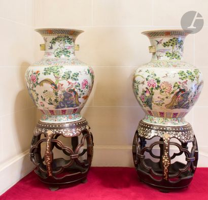 Chine
Paire de grands vases en porcelaine...