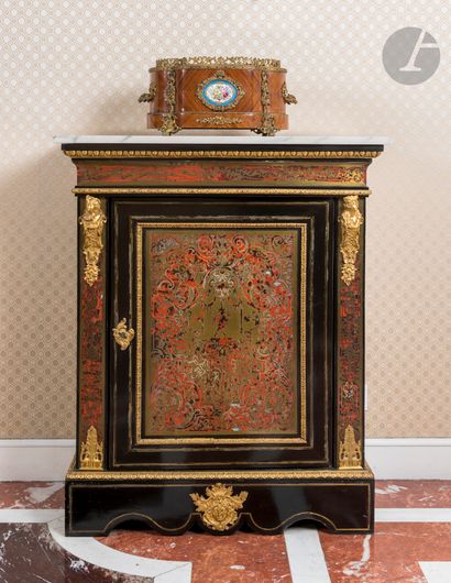 null Paire de meubles d’appui en marqueterie d’écaille rouge et laiton gravé, ouvrant...