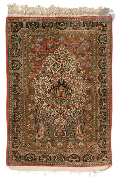 GHOUM, XXth century, silk.
Carpet decorated...