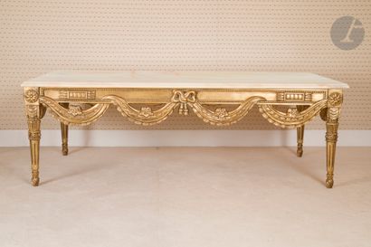 Deux tables basses en bois doré, dessus l’albâtre...
