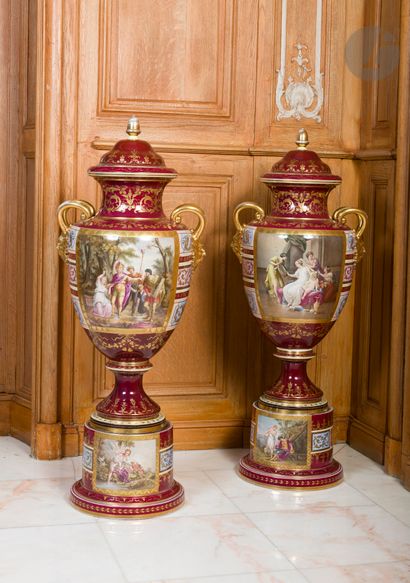 null Vienne (genre de)
Paire de vases couverts en porcelaine à décor polychrome de...