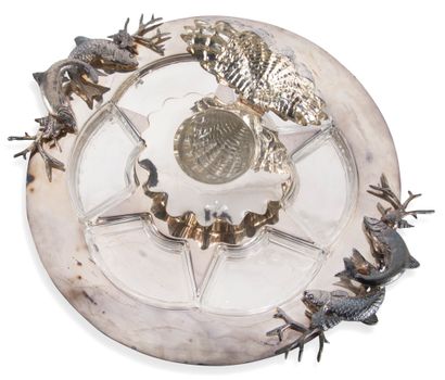 null ITALIE
Grand plat circulaire en métal argenté à deux anses figurant des poissons...