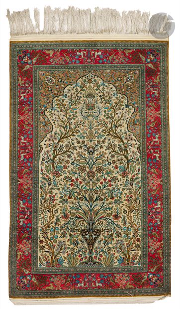 GHOUM, XXth century, silk.
Carpet decorated...