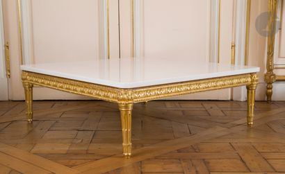 Deux tables basses en bois doré et marbre...