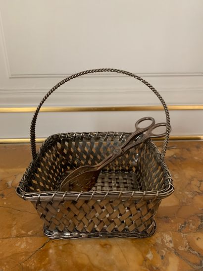- Basket in silver plated metal braided with...
