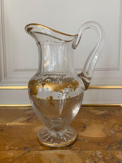 null SAINT-LOUIS France.
Service de verres en cristal taillé et doré comprenant :...