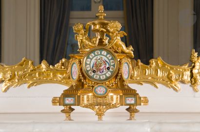Small gilt bronze and porcelain clock, decorated...