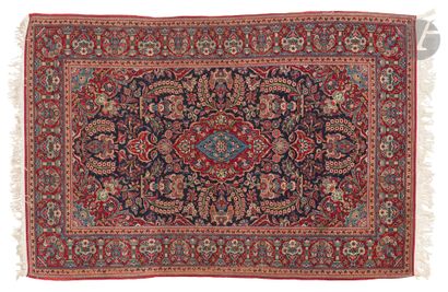 null KECHAN, XXth century, wool velvet, cotton warps and wefts.
Carpet with red medallion...