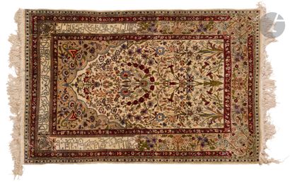HEREKE, XXth century, silk.
Carpet decorated...