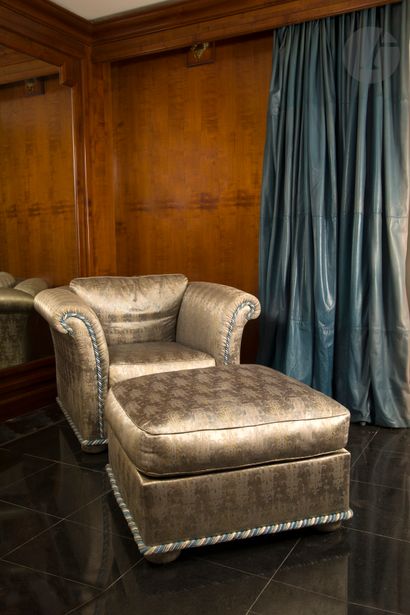 null Armchair, sofa and stool in gray silk.
20th century.
Armchair, H : 72 cm, W...