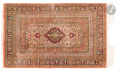 GHOUM, XXth century, silk.
Carpet with cream...