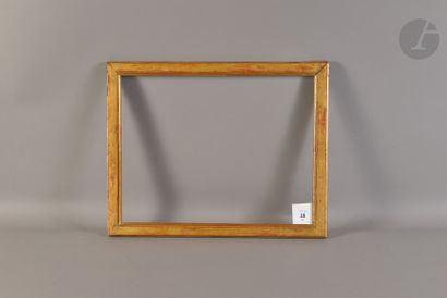 null Baguette plate en bois mouluré et doré. Époque Louis XVI (usures). 29,8 x 38,7 cm...