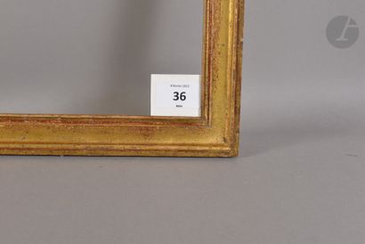 null Baguette en bois mouluré et doré. Époque Louis XVI (usures). 41,3 x 53,1 cm...