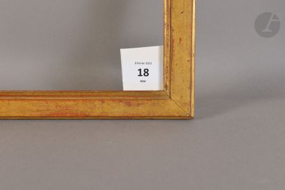 null Baguette plate en bois mouluré et doré. Époque Louis XVI (usures). 29,8 x 38,7 cm...