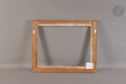null Baguette plate en bois mouluré et doré. Époque Louis XVI (ressemelée). 29,5 x 38,7 cm...