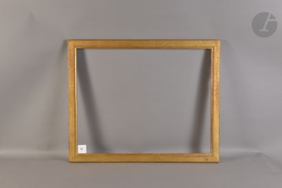 null Baguette plate en bois mouluré et doré. Époque Louis XVI (usures). 51 x 64,8 cm...