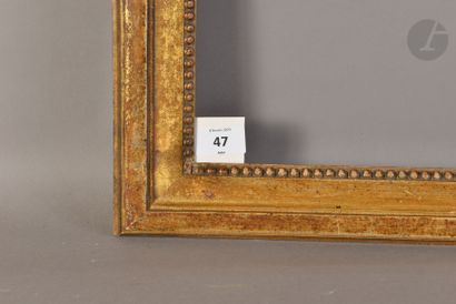 null Baguette en bois sculpté et doré à décor de perles à la vue. Époque Louis XVI...