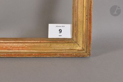 null Baguette en bois mouluré et doré. Époque Louis XVI (usures). 27,3 x 30,6 cm...