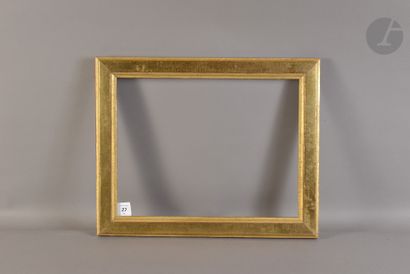 null Baguette plate en bois mouluré et doré. Époque Louis XVI (ressemelée). 29,5 x 38,7 cm...