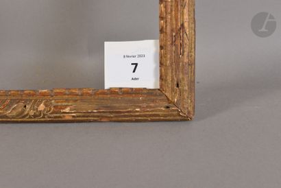 null Baguette en bois sculpté et doré à décor de faisceaux. Époque Louis XVI (recoupée...
