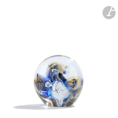null Alain GUILLOT (France, born in 1948)
Paperweight ball in blown glass with red...
