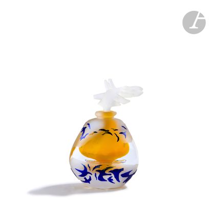 null Jean-Paul RAYMOND (France, born in 1948)
Yellow tinted blown glass bottle, partially...