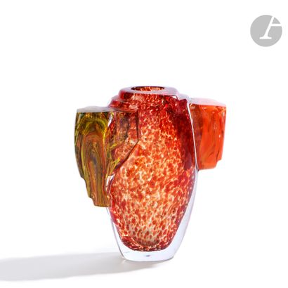 null René DENIEL (France, né en 1947)
Vase en verre soufflé à décor moucheté rouge...