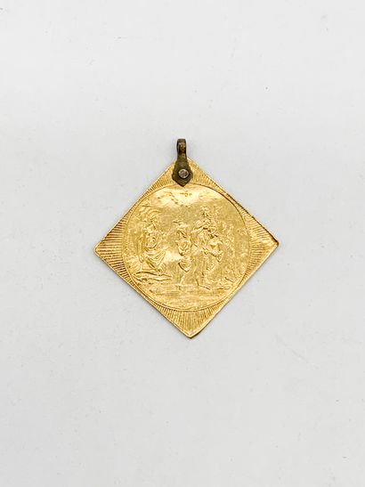 Médaille quadrangulaire en or 18K (750) ciselé...