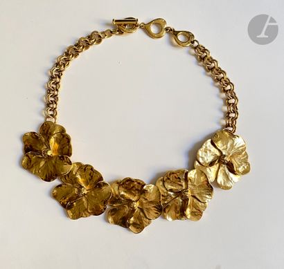 null Yves SAINT LAURENT
Collier à décor de fleurs en métal doré. Signé