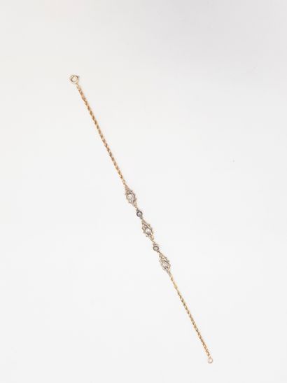null Bracelet en or 14K (585) cordé, agrémenté de 3 motifs ovales sertis de diamants...
