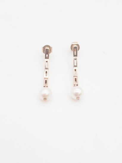 null Paire de boucles d'oreilles articulées en or 14K (585) retenant chacun une perle...