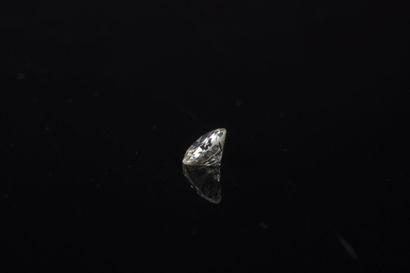 Diamant rond sur papier taille brillant pesant...