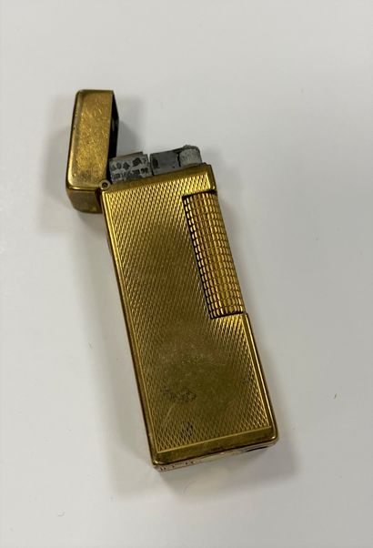 null DUNHILL
Briquet à gaz en métal doré à décor guilloché, chiffré "JPB" sur le...