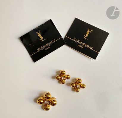 null Yves SAINT LAURENT
Broche pendentif et paire de clips d’oreilles assortis en...