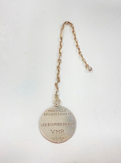 null HERMES
Porte-clef en argent figurant une pièce «Médaille époque Louis XV - Les...
