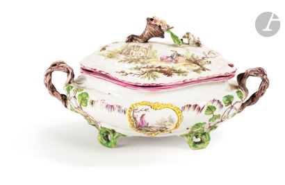 null MARSEILLE
Sugar bowl and its (?) earthenware cover, resting on four feet, handles...