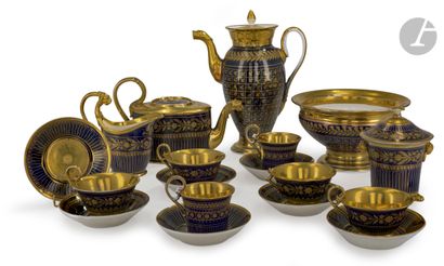 null Paris
Parties de services à thé et café en porcelaine à décor en or sur fond...