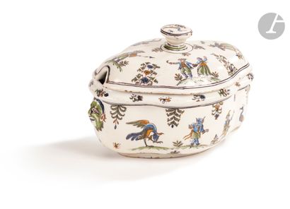 null MOUSTIERS
Covered oval sugar bowl of four-lobed shape in earthenware, provided...