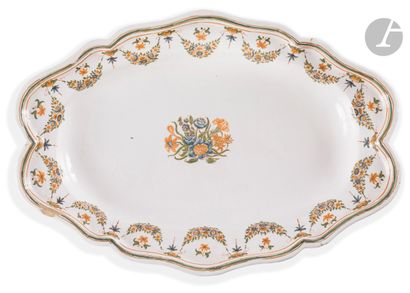 null MOUSTIERS
Oblong dish with contoured edge in earthenware, with polychrome decoration...