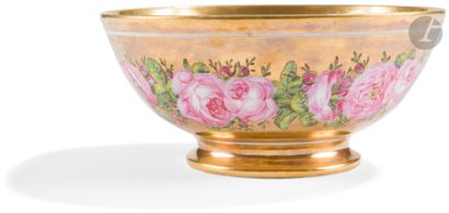 null PARIS
Hard porcelain circular bowl decorated with a large garland of roses and...
