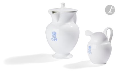 null Sèvres
Un pot à décoction couvert et un pot à lait à décor en bleu du monogramme...