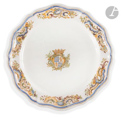 null MARSEILLE
Earthenware plate with contoured edge with polychrome decoration in...