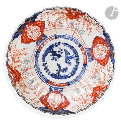null JAPON
Coupe ronde à bord festonné en porcelaine à décor Imari (bleu, rouge,...